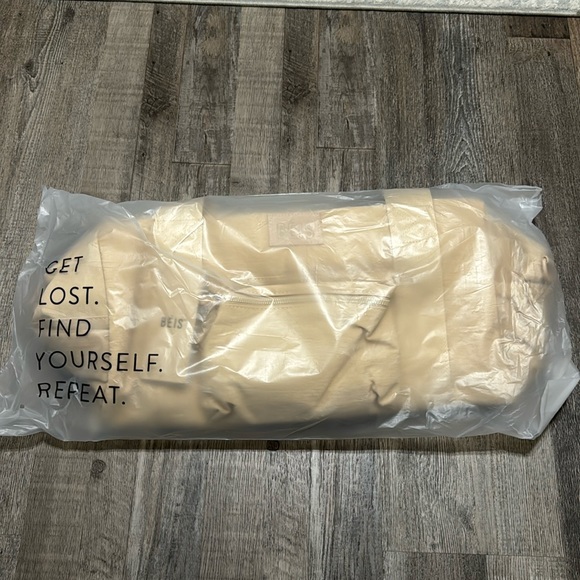 BÉIS sport duffle in beige NWT & still in original packaging (sold out online) - Picture 10 of 12